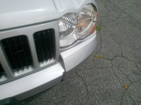 Used 2010 Jeep Grand Cherokee Laredo AWD/4WD image 11