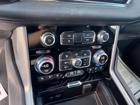 Used 2023 GMC Yukon Denali image 15