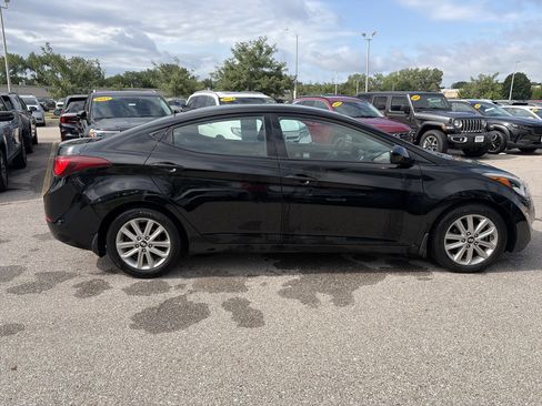 Used 2015 Hyundai Elantra SE w/ Option Group 02 FWD image 4
