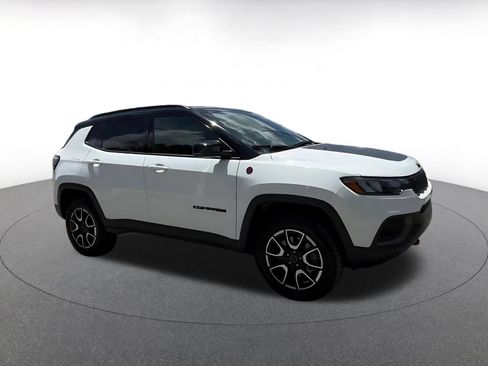 Used 2025 Jeep Compass Trailhawk AWD/4WD image 2