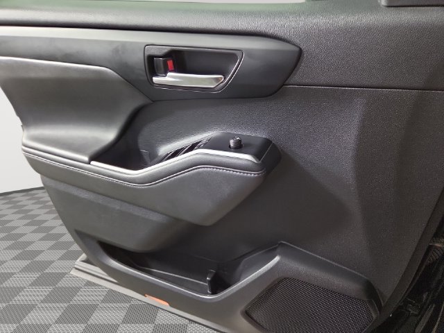 Used 2022 Toyota Highlander XLE FWD image 31