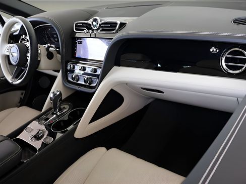 Used 2024 Bentley Bentayga AWD/4WD image 2