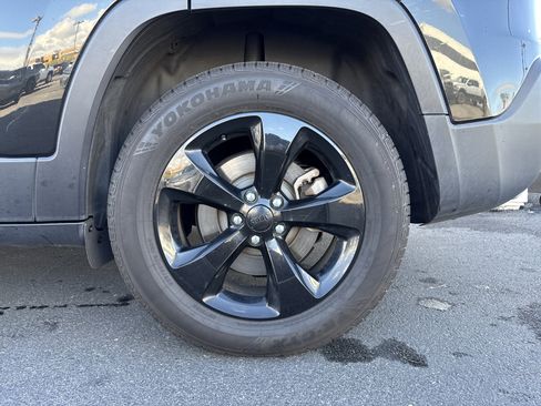 Used 2016 Jeep Cherokee Latitude w/ Comfort/Convenience Group image 3