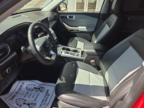 Used 2024 Ford Explorer XLT w/ Equipment Group 202A AWD/4WD image 12