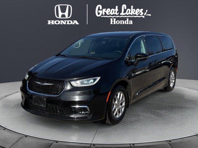 Used 2023 Chrysler Pacifica Touring-L FWD image 2