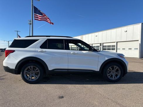 Used 2022 Ford Explorer XLT w/ Equipment Group 202A image 3