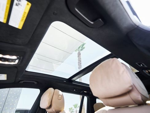 Used 2025 Mercedes-Benz GLS 580 4MATIC image 32