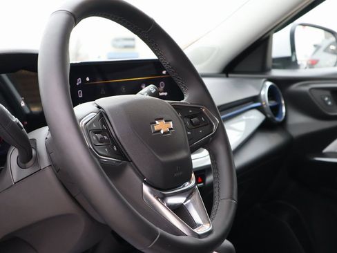 Used 2025 Chevrolet Trax LT w/ Driver Confidence Package image 24