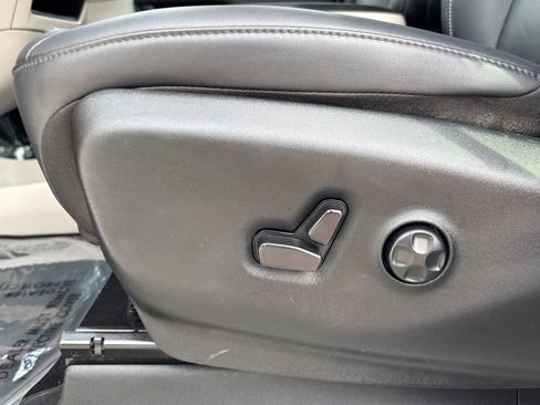 Used 2024 Chrysler Pacifica Touring-L FWD image 27
