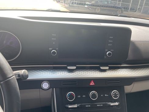 Used 2023 Kia Carnival LX image 22