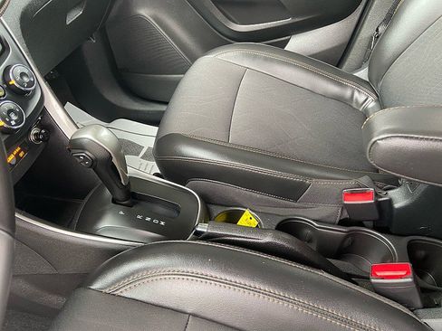 Used 2017 Chevrolet Trax LT w/ LT Convenience Package FWD image 13