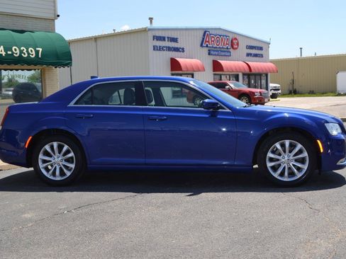 Used 2018 Chrysler 300 Touring L AWD/4WD image 10