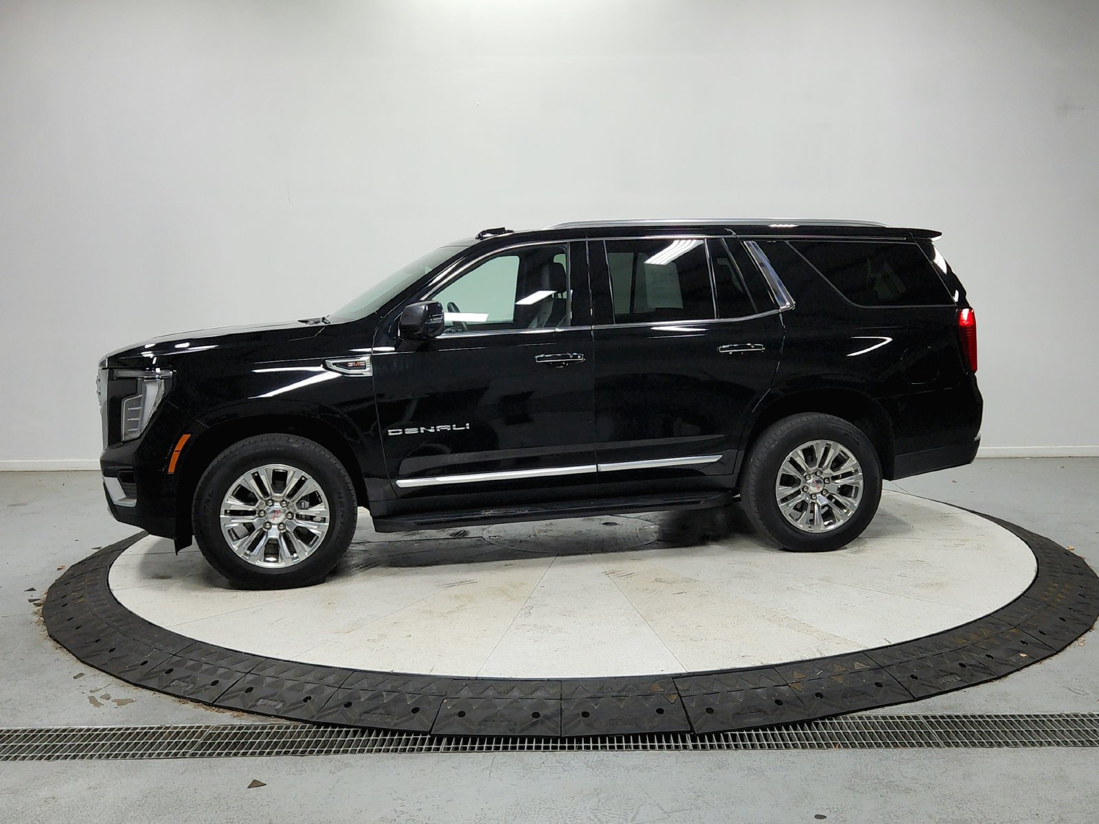 Used 2025 GMC Yukon Denali RWD image 5