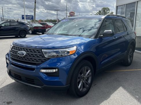 Used 2023 Ford Explorer XLT w/ Equipment Group 202A image 3