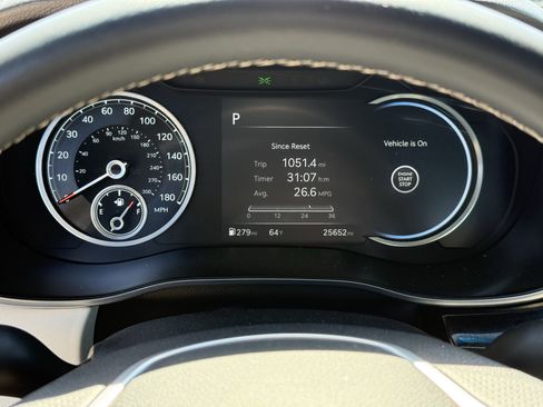 Used 2025 Genesis G70 2.5T image 19