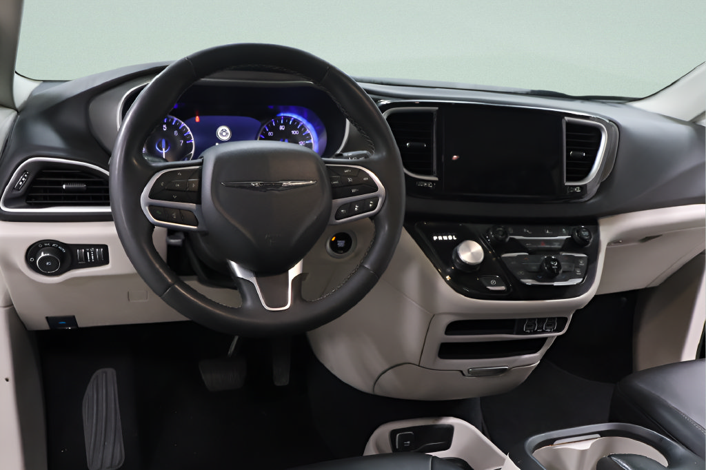 Used 2024 Chrysler Pacifica Touring-L FWD image 7