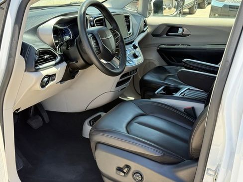 Used 2023 Chrysler Pacifica Touring-L FWD image 6
