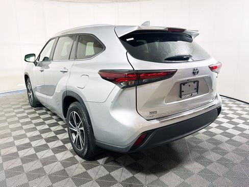 Used 2024 Toyota Highlander XLE FWD image 5