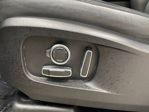 Used 2023 Land Rover Defender 130 SE image 9