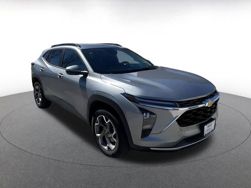 Used 2025 Chevrolet Trax LT image 3