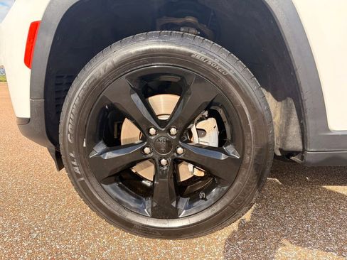 Used 2023 Jeep Grand Cherokee L Laredo image 10