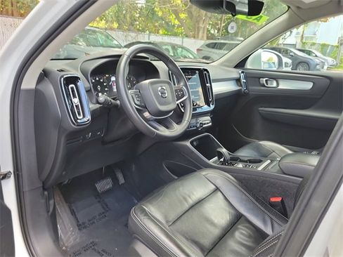 Used 2022 Volvo XC40 T5 Momentum image 10