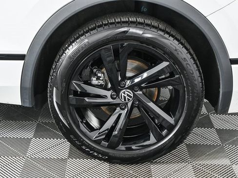 Used 2024 Volkswagen Tiguan SE R-Line image 39