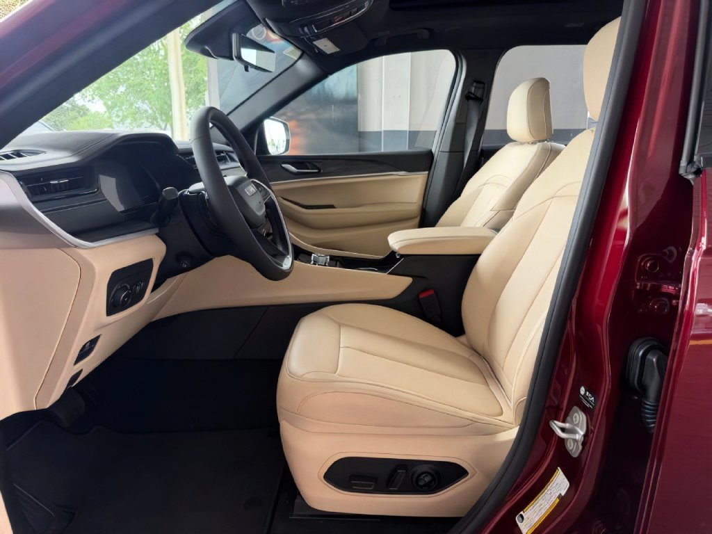 New 2026 Jeep Grand Cherokee Limited w/ Luxury Tech Group II AWD/4WD image 13