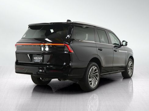 Used 2025 Lincoln Navigator Reserve AWD/4WD image 5