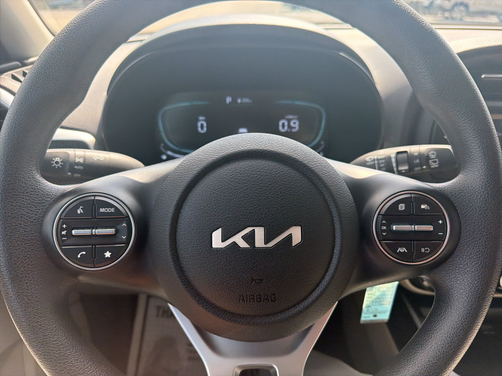 Used 2025 Kia Soul LX w/ LX Technology Package FWD image 20