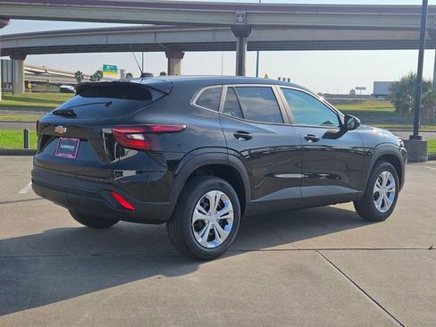 New 2026 Chevrolet Trax LS image 2