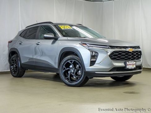 Used 2025 Chevrolet Trax LT FWD image 2
