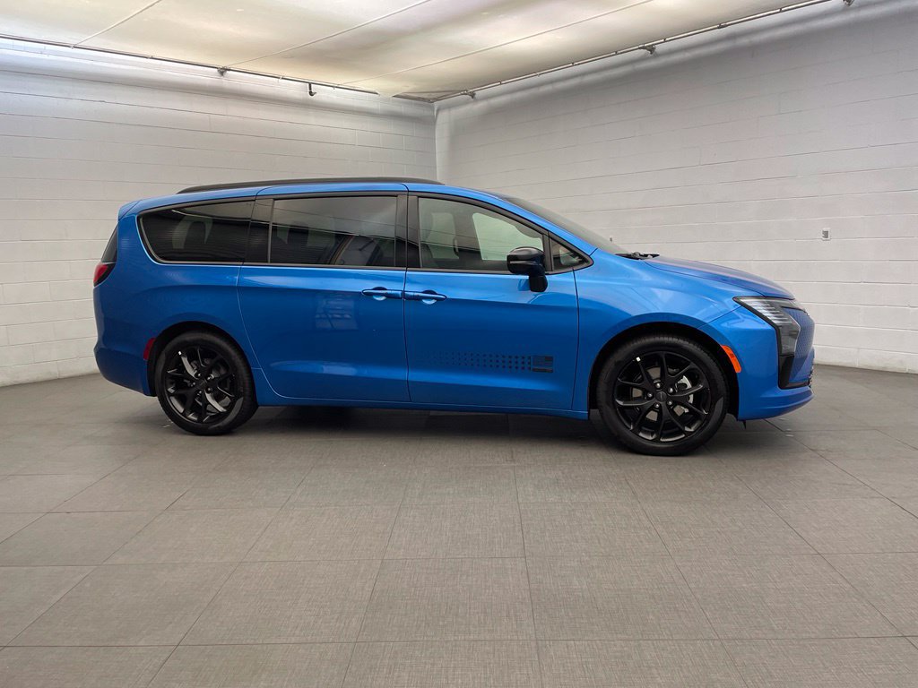 New 2027 Chrysler Pacifica Select FWD image 2