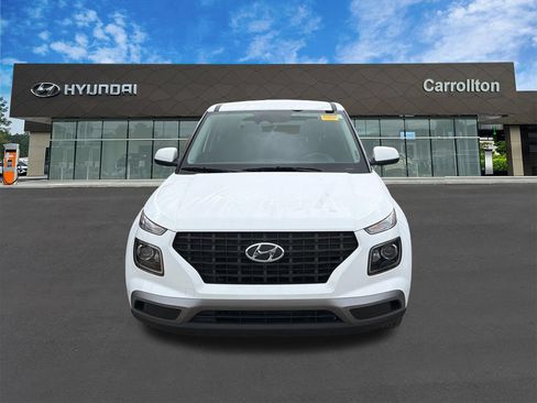 Used 2025 Hyundai Venue SE FWD image 2