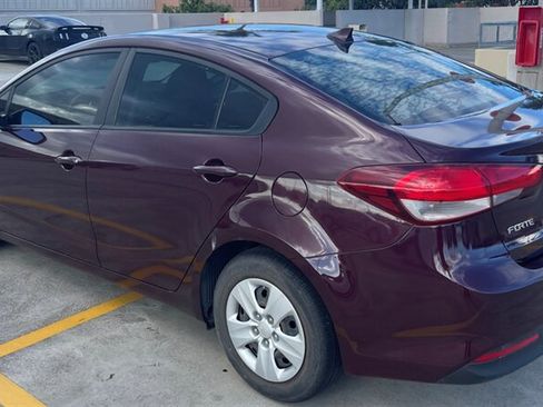 Used 2017 Kia Forte LX FWD image 3