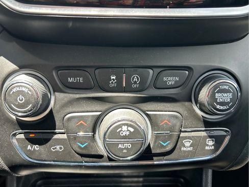 Certified 2019 Jeep Cherokee Overland AWD/4WD image 31