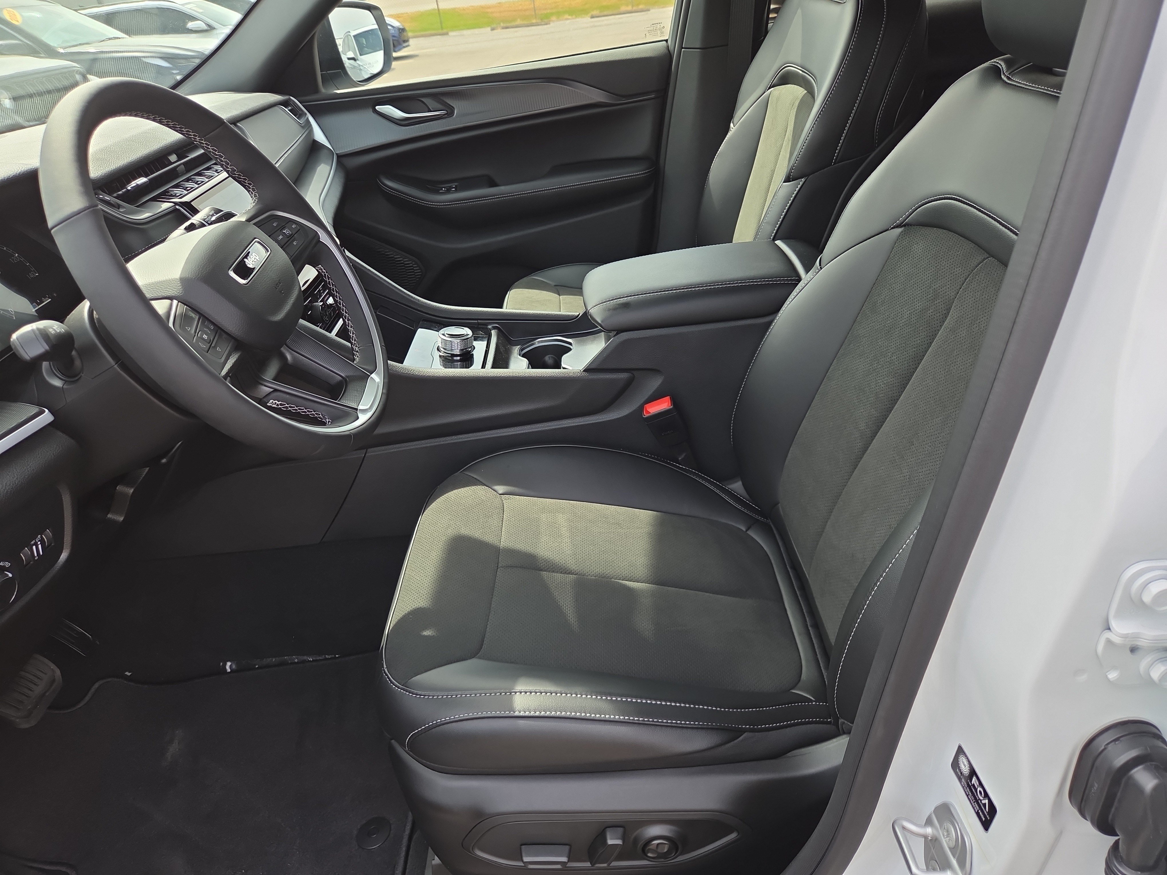 New 2027 Jeep Grand Cherokee Laredo X AWD/4WD image 4