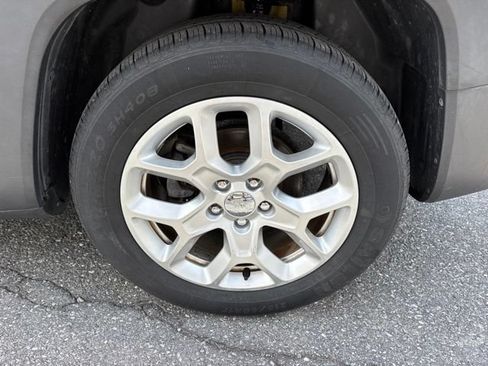Used 2018 Jeep Renegade Latitude FWD image 22