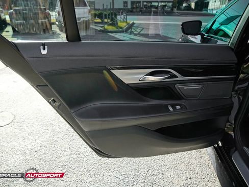 Used 2018 BMW 740i image 19