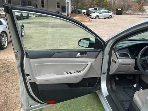 Used 2015 Hyundai Sonata SE w/ Option Group 09 FWD image 13