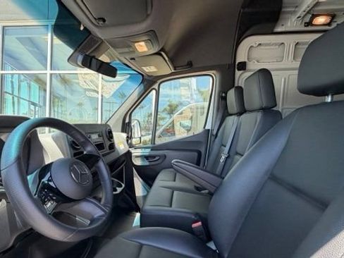 Used 2025 Mercedes-Benz Sprinter 2500 image 2