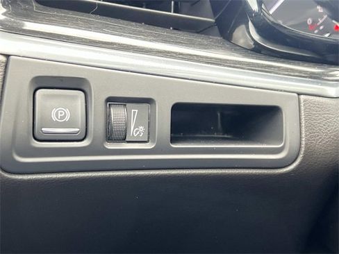 Certified 2022 Cadillac XT5 Premium Luxury image 28