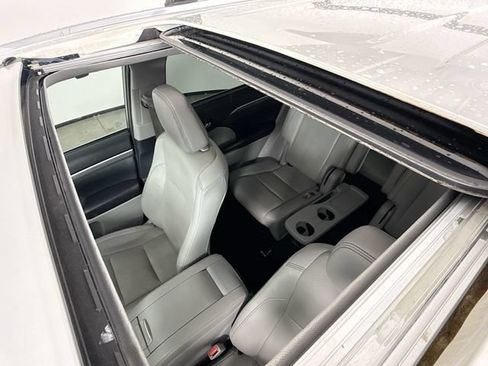 Used 2019 Toyota Highlander Limited FWD image 23