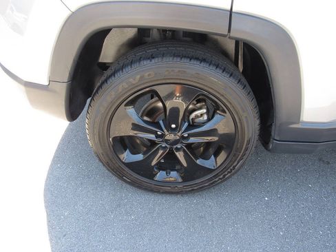 Used 2018 Jeep Compass Latitude w/ Popular Equipment Group FWD image 12