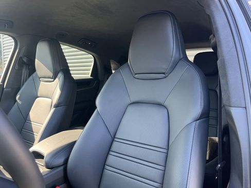 Certified 2025 Porsche Cayenne Turbo GT image 40