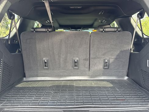 Used 2024 Chevrolet Suburban LT w/ Luxury Package image 32