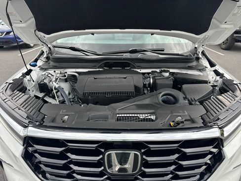 Used 2025 Honda Pilot Touring image 11