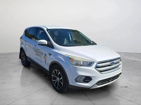 Used 2017 Ford Escape SE w/ SE Cold Weather Package AWD/4WD image 1