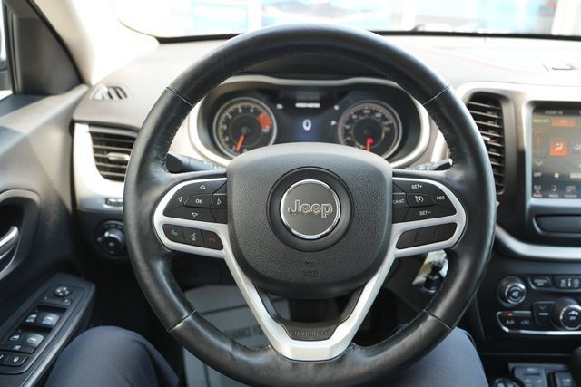 Used 2017 Jeep Cherokee Trailhawk w/ Cold Weather Group AWD/4WD image 27