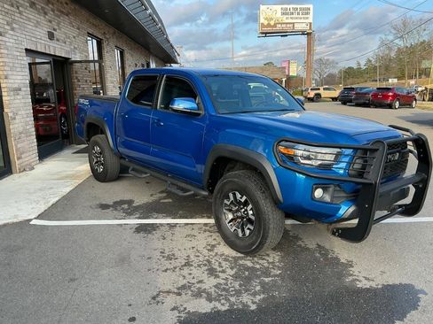 Used 2017 Toyota Tacoma TRD Off-Road w/ Premium & Technology Package image 12